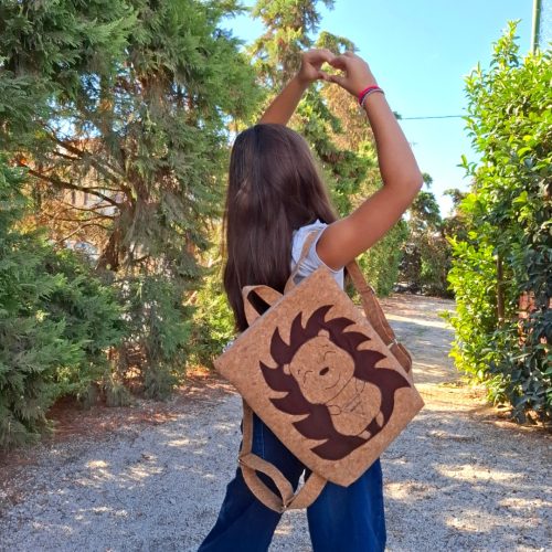 Χειροποίητο παιδικό σακίδιο πλάτης με σχέδιο σκαντζόχοιρος από ύφασμα φελλού Ανυφαντού
