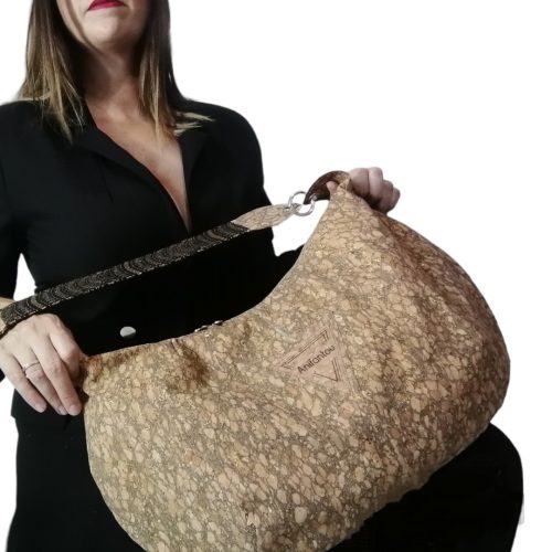 Χειροποίητη μεγάλη τσάντα ώμου από φελλό με χρυσαλλίδες, με υφαντό ιμάντα και εσωτερικές τσέπες