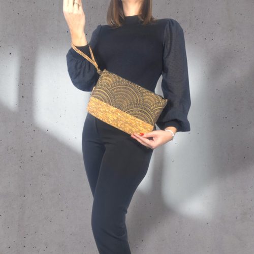Χειροποίητο γυναικείο τσαντάκι χειρός clutch από φελλό με χρυσαλλίδες και υφαντό μαύρο χρυσό ύφασμα Ανυφαντού
