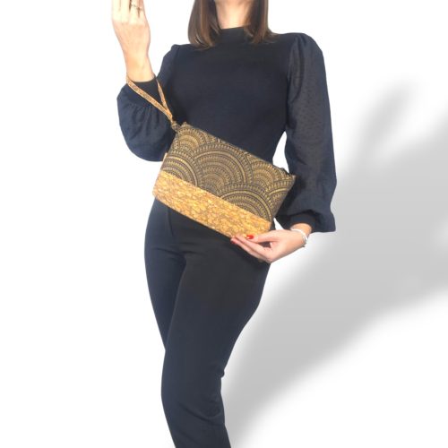Χειροποίητο γυναικείο τσαντάκι χειρός clutch από φελλό με χρυσαλλίδες και υφαντό μαύρο χρυσό ύφασμα Ανυφαντού