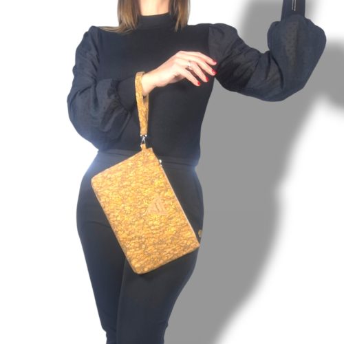 Χειροποίητο γυναικείο τσαντάκι χειρός clutch από φελλό με χρυσαλλίδες Ανυφαντού