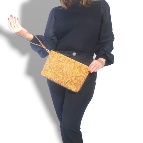 Χειροποίητο γυναικείο τσαντάκι χειρός clutch από φελλό με χρυσαλλίδες Ανυφαντού