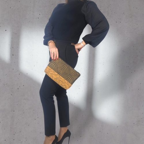 Χειροποίητο γυναικείο τσαντάκι χειρός clutch από φελλό με χρυσαλλίδες και υφαντό μαύρο χρυσό ύφασμα Ανυφαντού