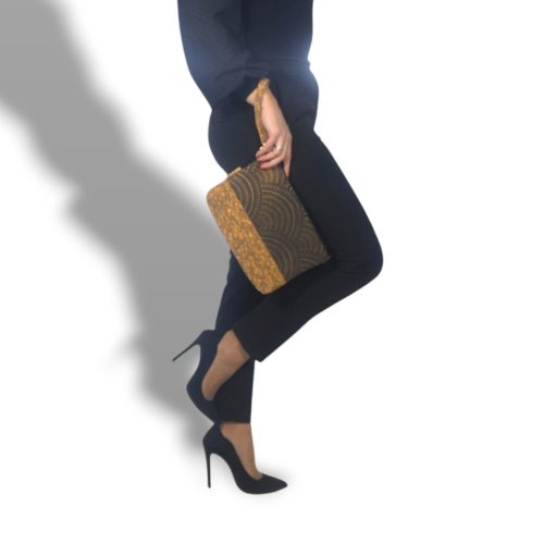 Χειροποίητο γυναικείο τσαντάκι χειρός clutch από φελλό με χρυσαλλίδες και υφαντό μαύρο χρυσό ύφασμα Ανυφαντού