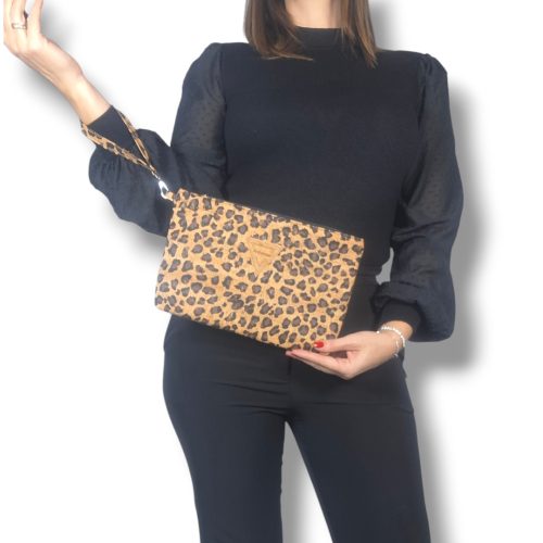 Τσαντάκι clutch από φελλό leopard με σταθερό λουράκι καρπού