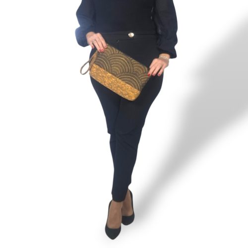 Χειροποίητο γυναικείο τσαντάκι χειρός clutch από φελλό με χρυσαλλίδες και υφαντό μαύρο χρυσό ύφασμα Ανυφαντού