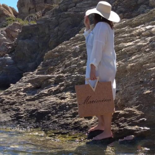 Χειροποίητη μεγάλη τσάντα χειρός από φυσικό φελλό, ξύλινη λαβή και κεντημένο το όνομα Μαριμίνα Ανυφαντού