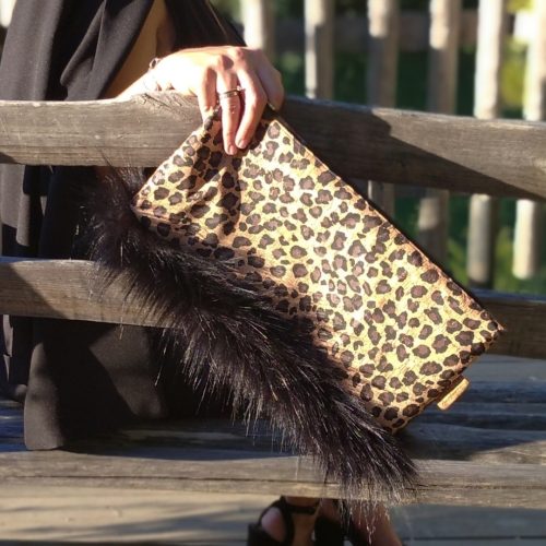 Χειροποίητο γυναικείο τσαντάκι χειρός clutch από φελλό leopard και μαύρη οικολογική γούνα Ανυφαντού