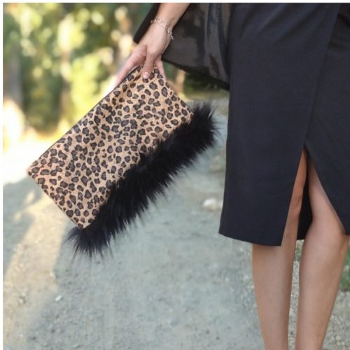 Χειροποίητο γυναικείο τσαντάκι χειρός clutch από φελλό leopard και μαύρη οικολογική γούνα Ανυφαντού