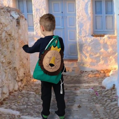 Χειροποίητο πράσινο βαμβακερό σακίδιο πλάτης με κορδόνια και σχέδιο λιοντάρι Anifantou