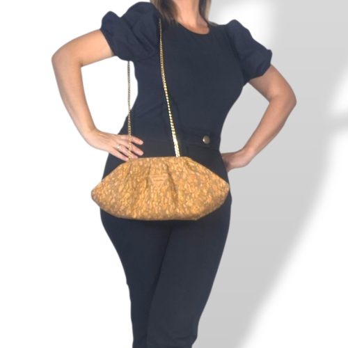 Χειροποίητη τσάντα ώμου Bucket Bag από φελλό με χρυσαλλίδες anifantou.