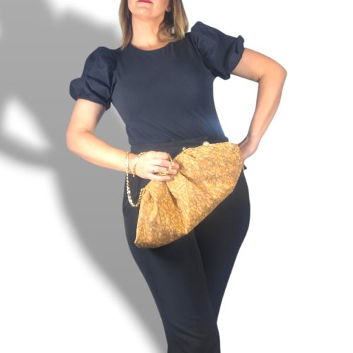 Χειροποίητη τσάντα ώμου Bucket Bag από φελλό με χρυσαλλίδες anifantou.