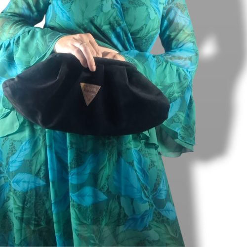 Χειροποίητη bucket bag από μαύρο σουέτ με χρυσή αλυσίδα