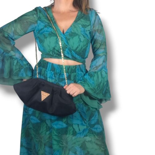 Χειροποίητη bucket bag από μαύρο σουέτ με χρυσή αλυσίδα