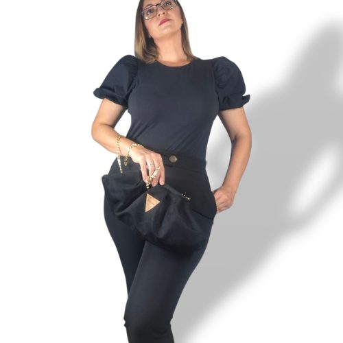 Χειροποίητη bucket bag από μαύρο σουέτ με χρυσή αλυσίδα