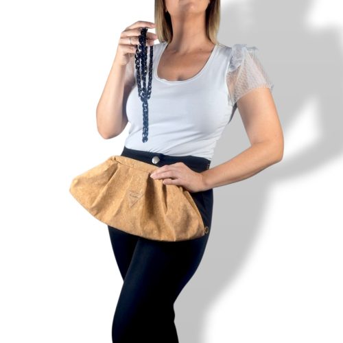 Χειροποίητη τσάντα πουγκί bucket bag από φελλό στο φυσικό χρώμα Anifantou