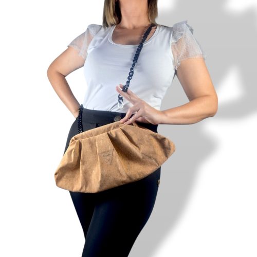 Χειροποίητη τσάντα πουγκί bucket bag από φελλό στο φυσικό χρώμα Anifantou