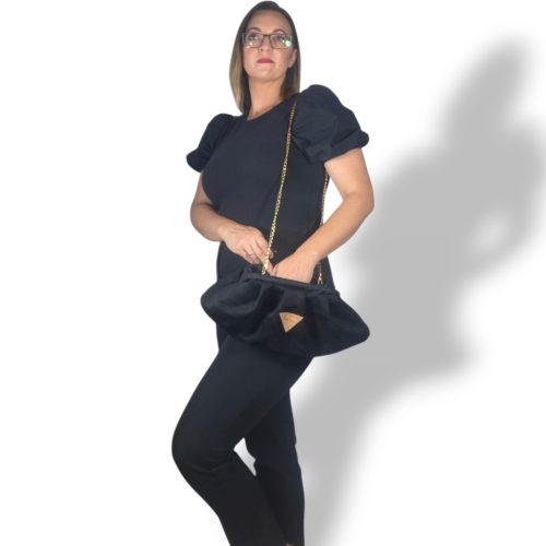 Χειροποίητη bucket bag από μαύρο σουέτ με χρυσή αλυσίδα