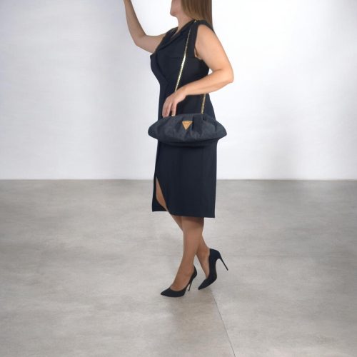 Χειροποίητη γυναικεία τσάντα ώμου πουγκί Bucket Bag από μαύρο φελλό με χρυσή αλυσίδα anifantou