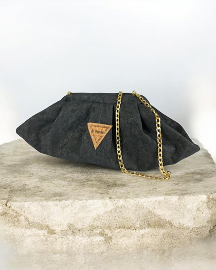 Χειροποίητη γυναικεία τσάντα ώμου πουγκί Bucket Bag από μαύρο φελλό με χρυσή αλυσίδα anifantou