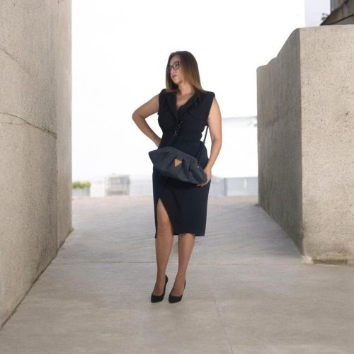 Χειροποίητη γυναικεία τσάντα πουγκί (bucket bag) από φυσικό μαύρο φελλό με μαύρη κοκάλινη αλυσίδα, δημιουργία της Anifantou.
