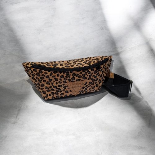 Χειροποίητη γυναικεία τσάντα μπανάννα crossbody Ψέριμος από φελλό leopard με μαύρο βαμβακερό ιμάντα Ανυφαντού