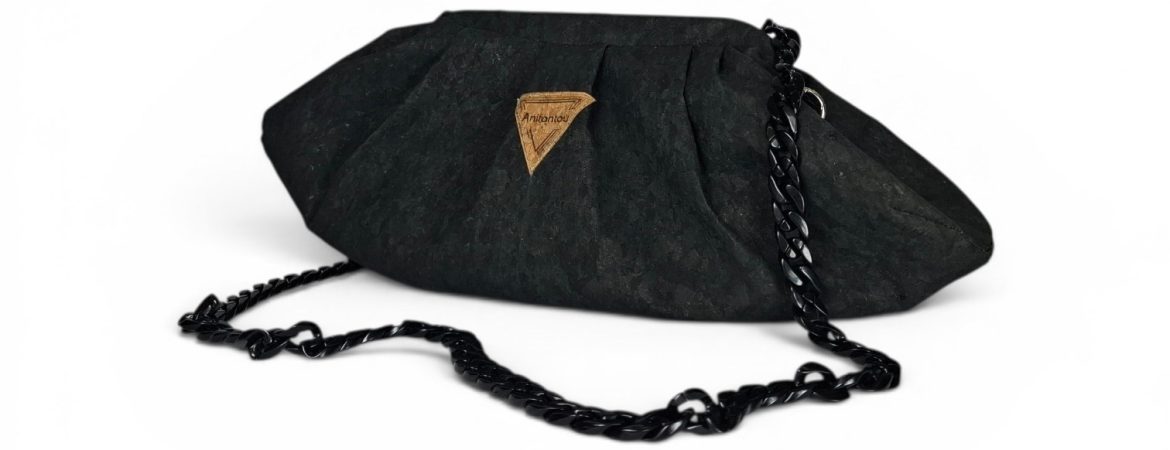 Χειροποίητη γυναικεία τσάντα πουγκί (bucket bag) από φυσικό μαύρο φελλό με μαύρη κοκάλινη αλυσίδα, δημιουργία της Anifantou.