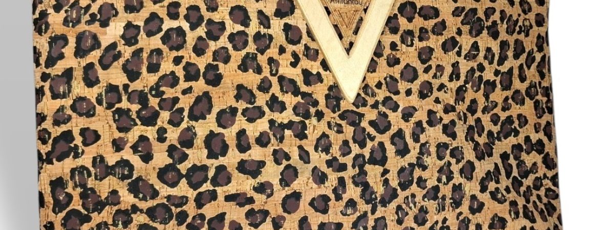 Χειροποίητη medium τσάντα χειρός από φυσικό φελλό με leopard τύπωμα και τριγωνική ξύλινη λαβή Ανυφαντού.