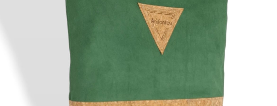 Χειροποίητο σακίδιο πλάτης από φυσικό φελλό και πράσινο σουέτ ύφασμα, με φερμουάρ και εσωτερικές τσέπες