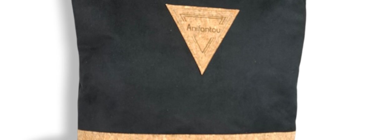 Χειροποίητο σακίδιο πλάτης από φυσικό φελλό και μαύρο σουέτ ύφασμα, με φερμουάρ και εσωτερικές τσέπες