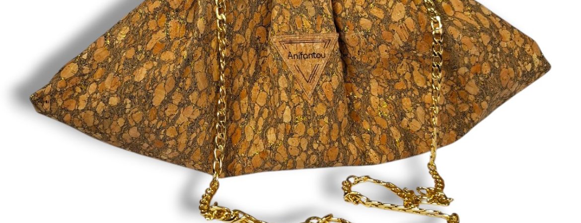 Χειροποίητη τσάντα ώμου Bucket Bag από φελλό με χρυσαλλίδες anifantou.