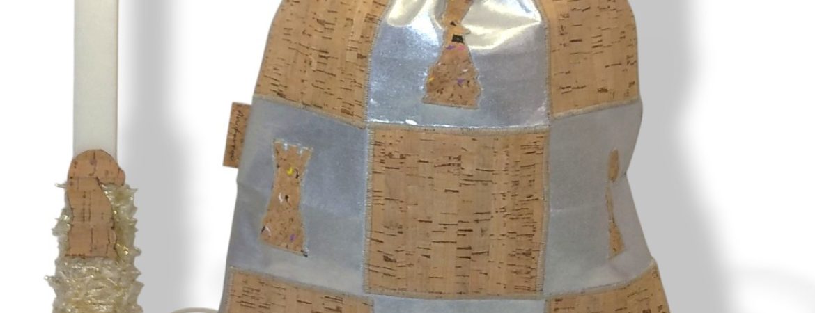 Χειροποίητο πασχαλινό σετ δώρου για βαφτιστήρι με αρωματική λαμπάδα και σακίδιο πλάτης σκάκι από ασημί ύφασμα και φελλό Ανυφαντού