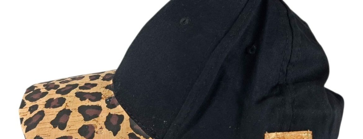 Χειροποίητο μαύρο βαμβακερό καπέλο τζόκεϊ με γείσο από φελλό σε leopard print Ανυφαντού.