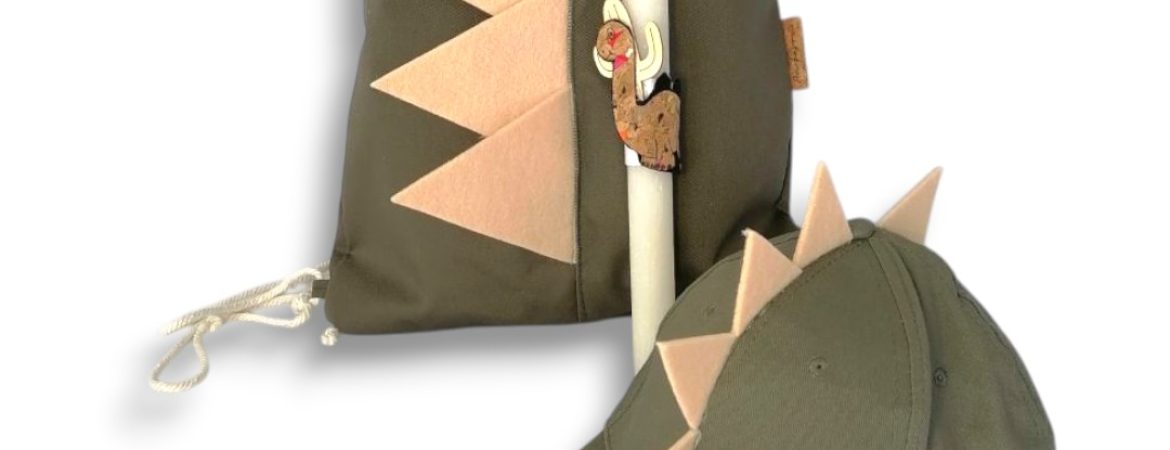 Χειροποίητο πασχαλινό σετ δώρου 3 τεμαχίων λαμπάδα παιδικό χακί σακίδιο με κορδόνια και καπέλο jockey Δεινόσαυρος Anifantou