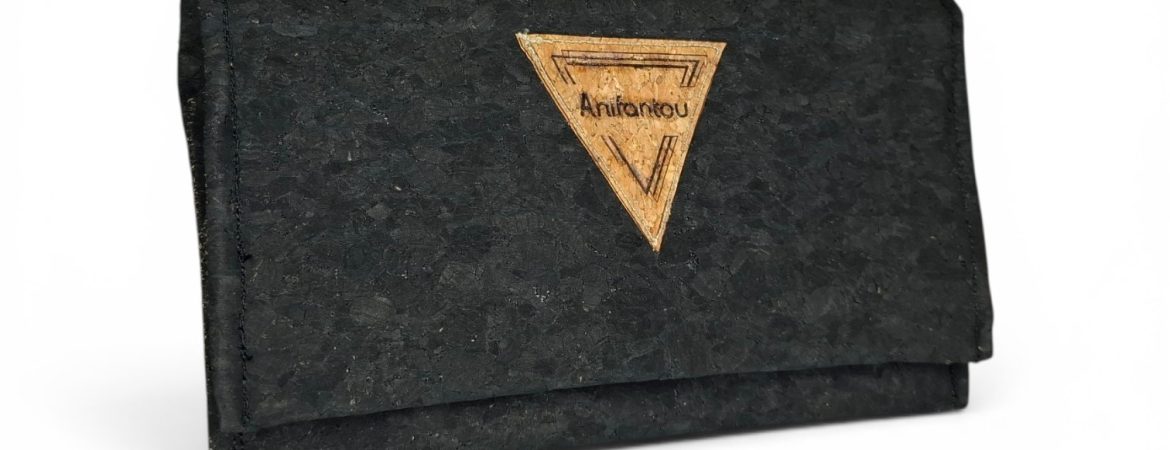 Χειροποίητο γυναικείο πορτοφόλι από μαύρο φελλό Ανυφαντού