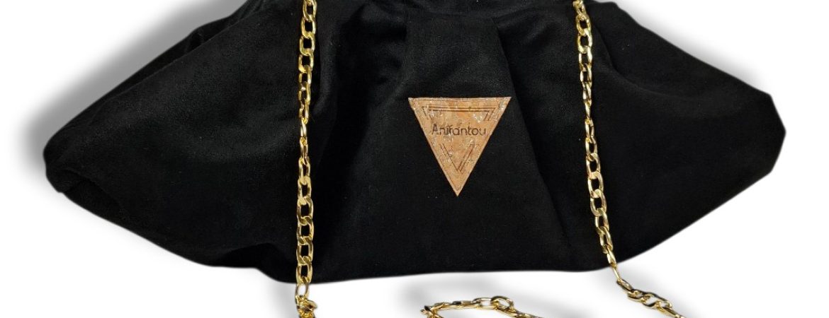 Χειροποίητη bucket bag από μαύρο σουέτ με χρυσή αλυσίδα