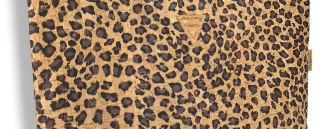 Χειροποίητη τσάντα χειρός από φελλό Leopard με ξύλινη λαβή και εσωτερικές τσέπες