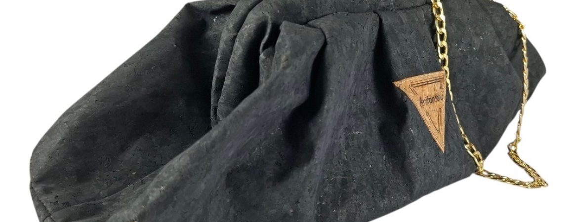 Χειροποίητη γυναικεία τσάντα ώμου πουγκί Bucket Bag από μαύρο φελλό με χρυσή αλυσίδα anifantou