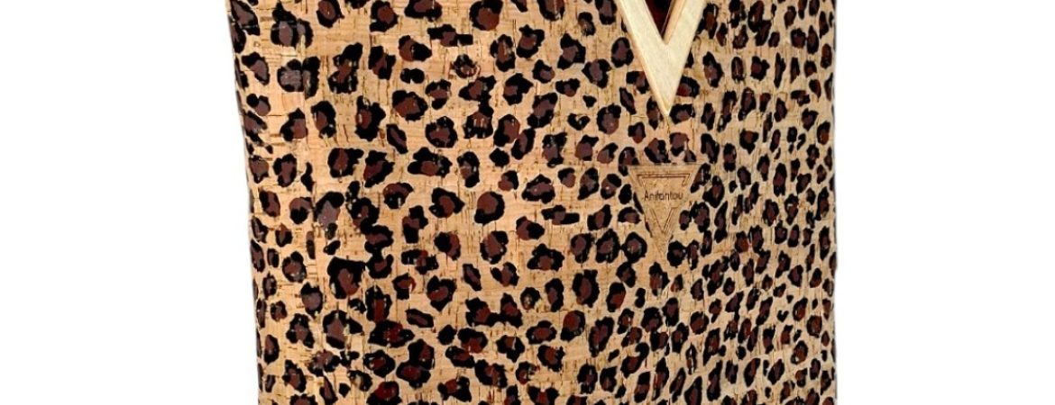 Χειροποίητη μεγάλη τσάντα χειρός από φελλό Leopard με ξύλινη τριγωνική λαβή και εσωτερικές τσέπες