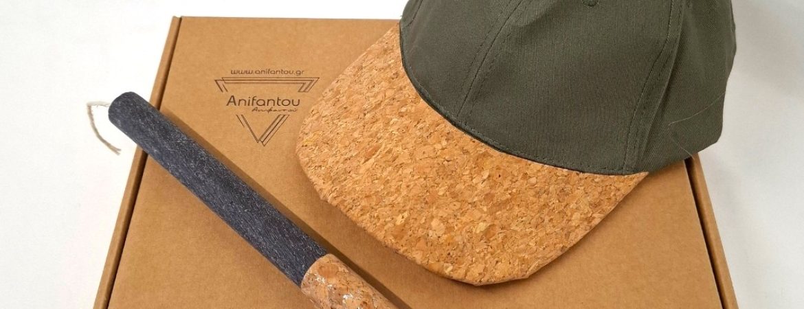Χειροποίητο πασχαλινό σετ δώρου Anifantou με αρωματική λαμπάδα και χακί βαμβακερό καπέλο με γείσο από φελλό.