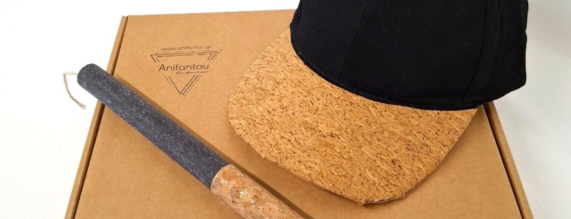 Χειροποίητο πασχαλινό σετ δώρου Anifantou με αρωματική λαμπάδα και μαύρο βαμβακερό καπέλο με γείσο από φελλό.