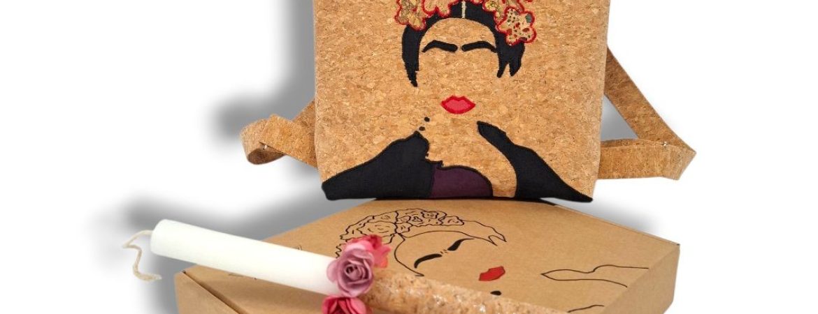 Χειροποίητο πασχαλινό σετ δώρου Anifantou με αρωματική λαμπάδα και σακίδιο πλάτης από φελλό με σχέδιο Φρίντα Κάλο.