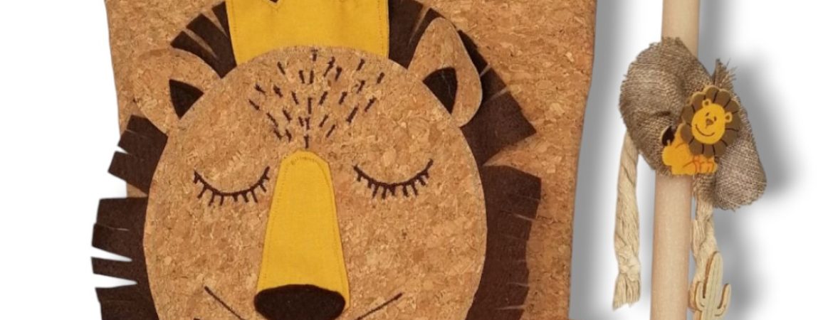Χειροποίητο πασχαλινό σετ δώρου Anifantou με λαμπάδα και σακίδιο πλάτης από φελλό με σχέδιο λιοντάρι.