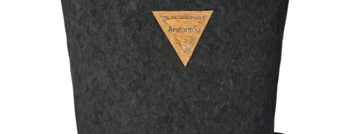 Χειροποίητο μαύρο σακίδιο πλάτης από οικολογικό ύφασμα φελλού Ανυφαντού.