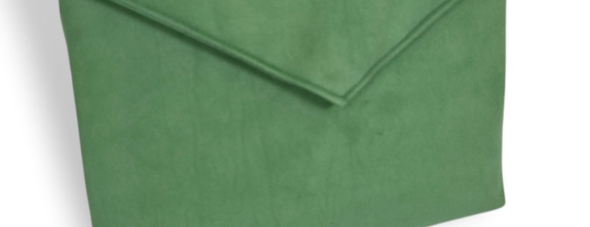 Χειροποίητος γυναικείος φάκελος τσαντάκι χειρός clutch από πράσινο σουέτ ύφασμα Ανυφαντού